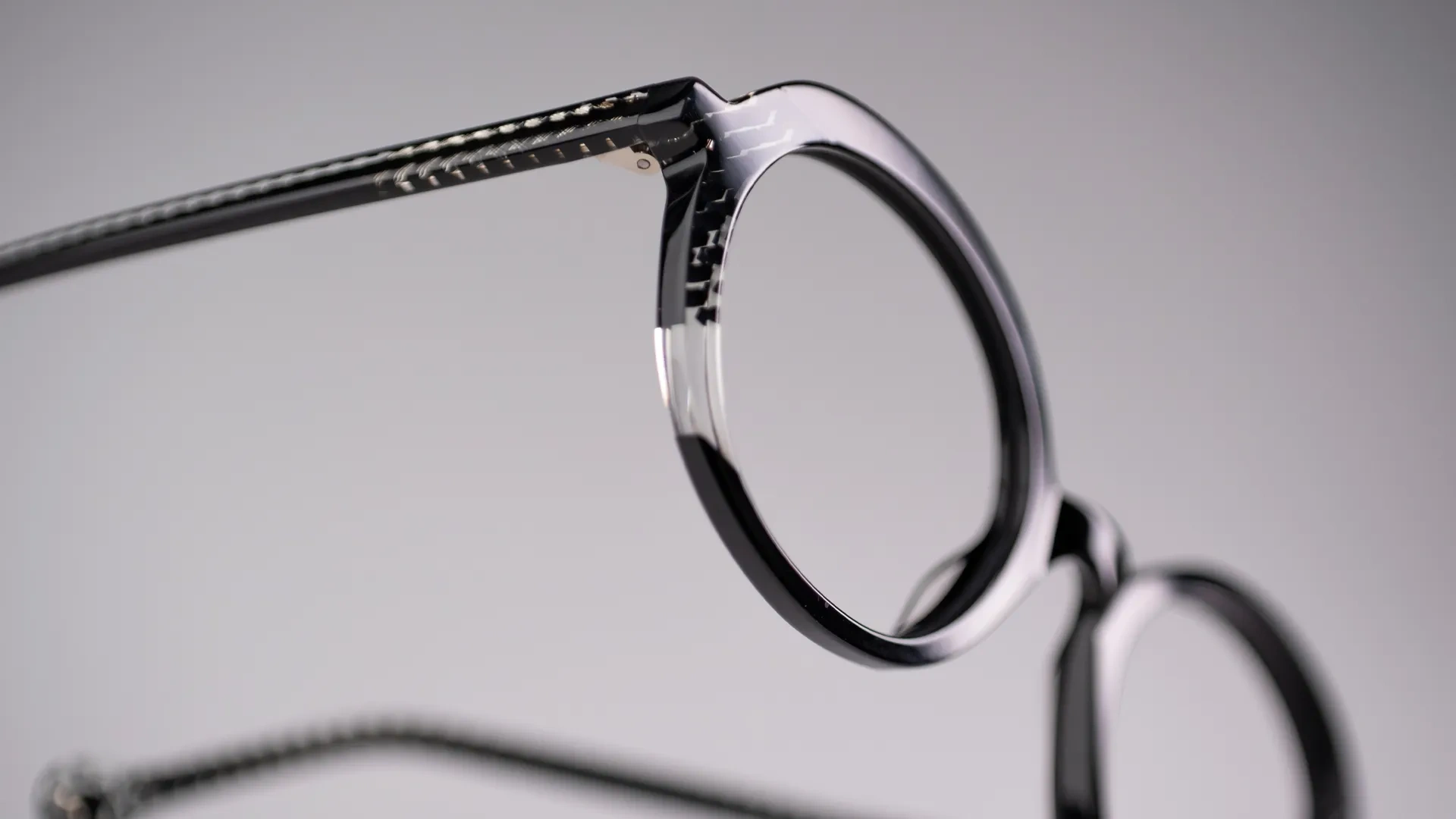 En svart mönstrad glasögonbåge i närbild - modellen Grappa från Studio Eyewear