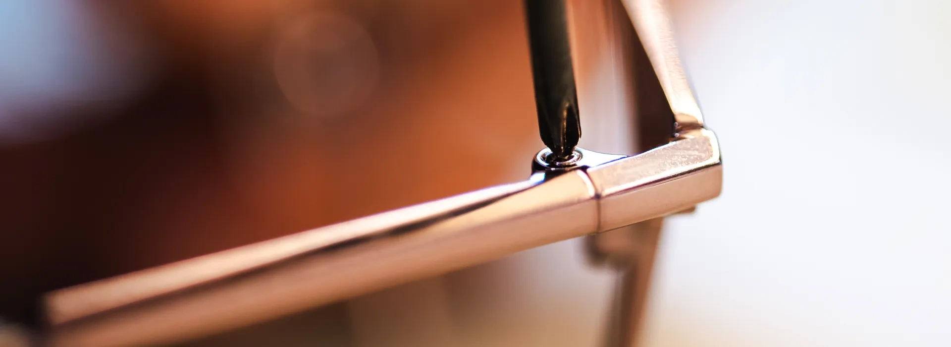 Detaljbild av en glasögonbåge och skruvmejsel