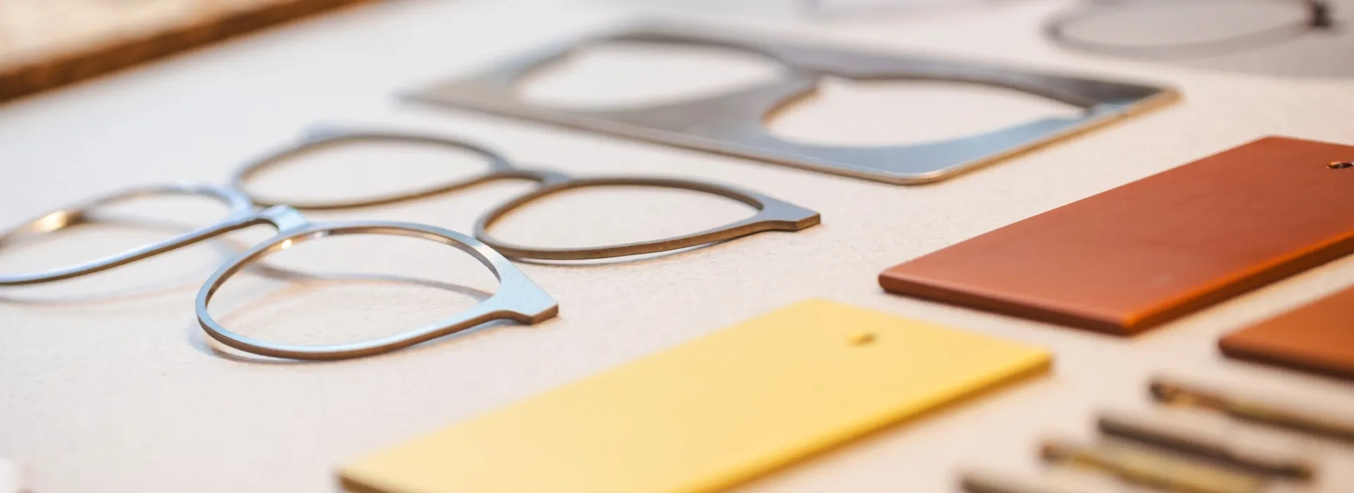 Olika faser i processen av att producera en glasögonbåge