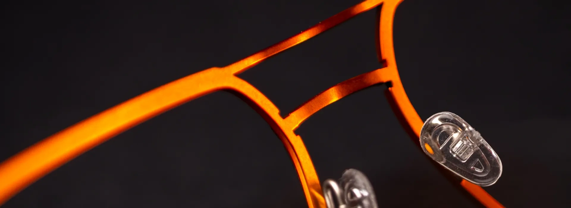 Närbild av insidan av en glasögonbåge