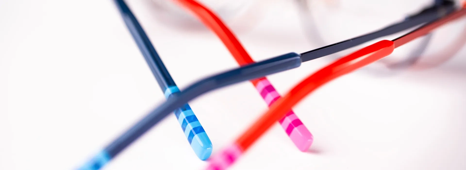 Detaljbild av glasögonbågar från Young