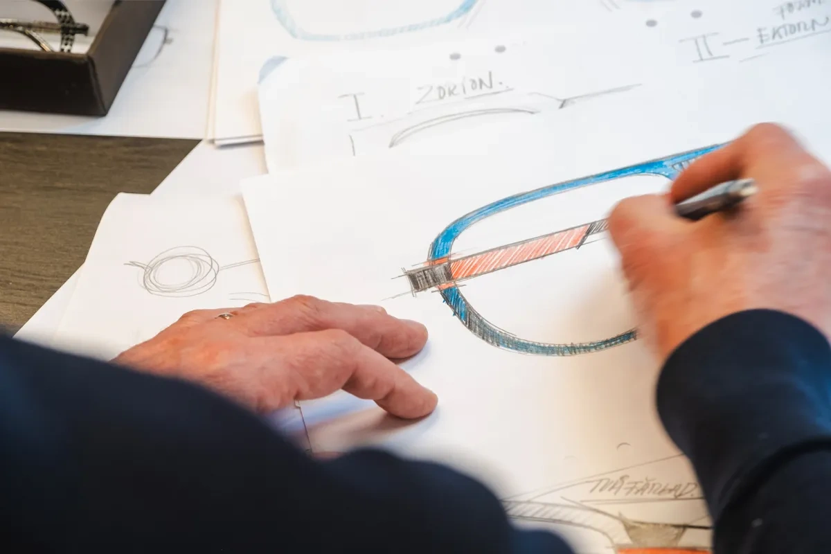 Händer som skissar i designstudion