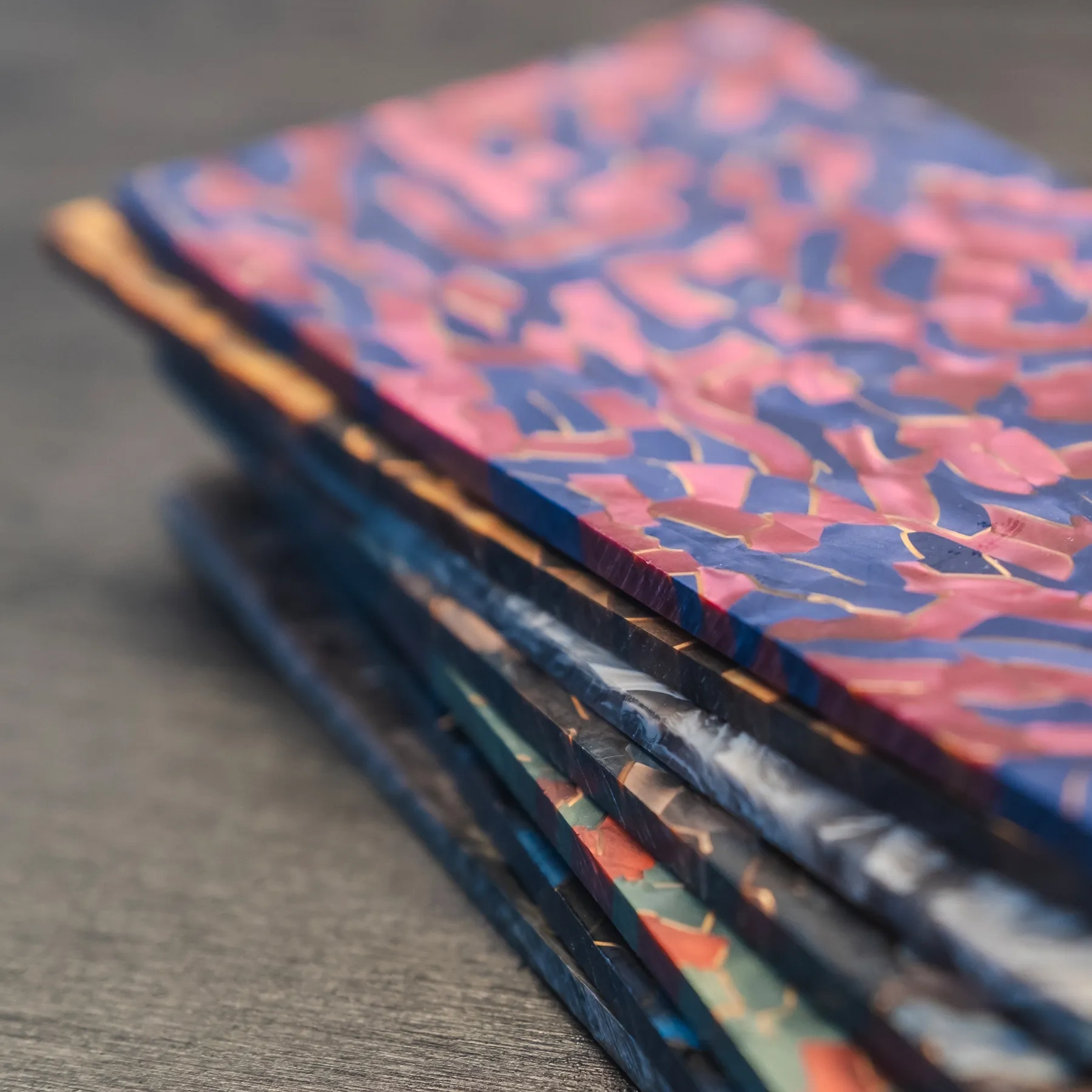 Närbild av materialprover i acetat