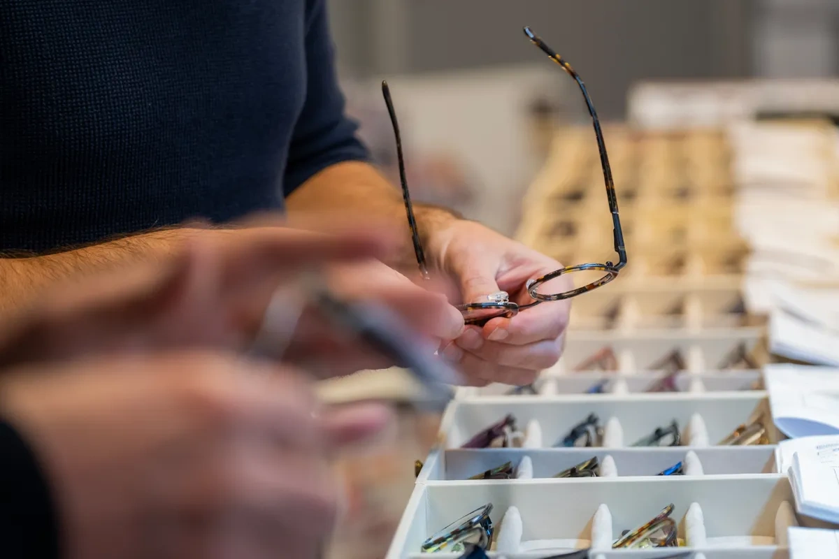 Händer som jobbar i designstudion