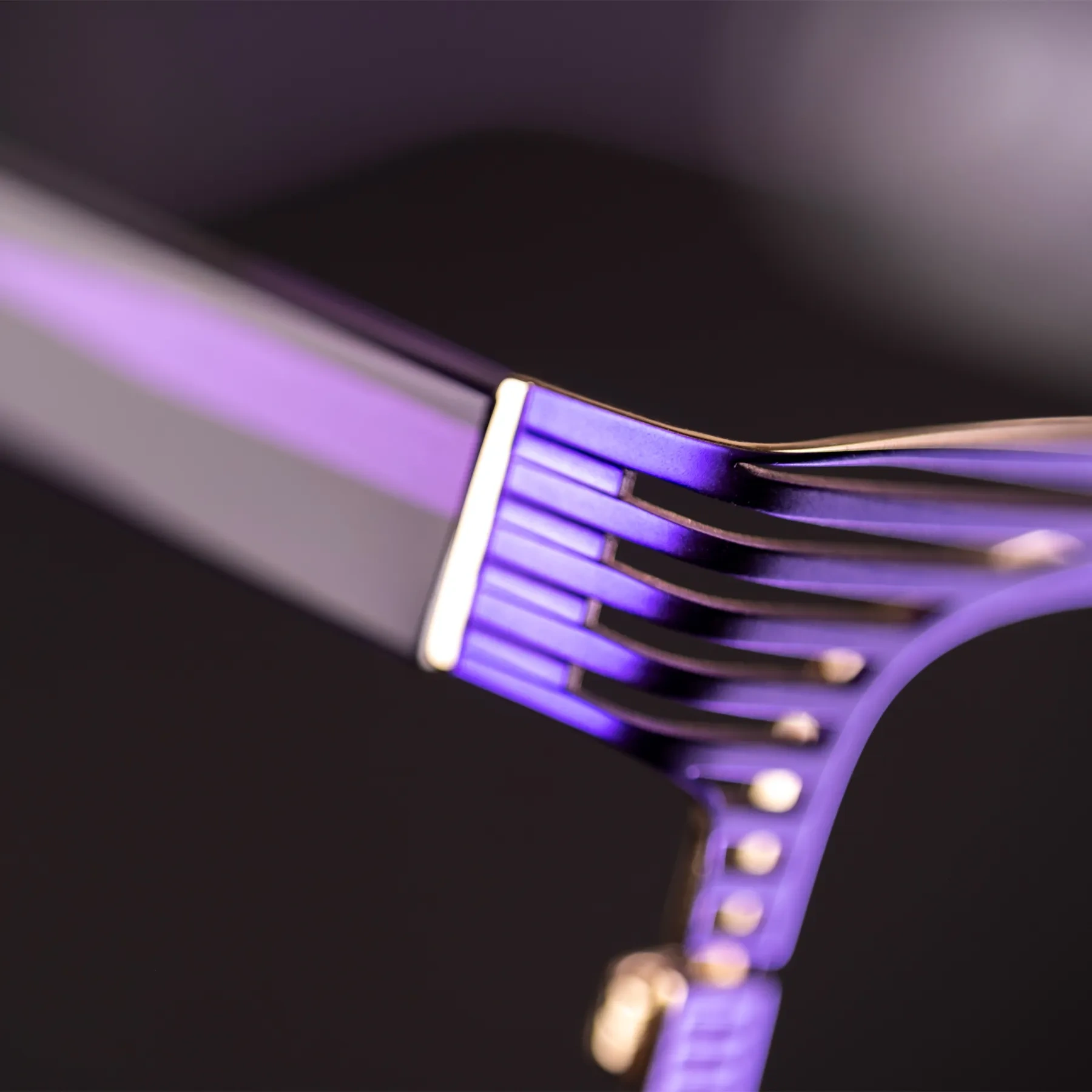 Detaljbild på en glasögonbåge från KunoQvist