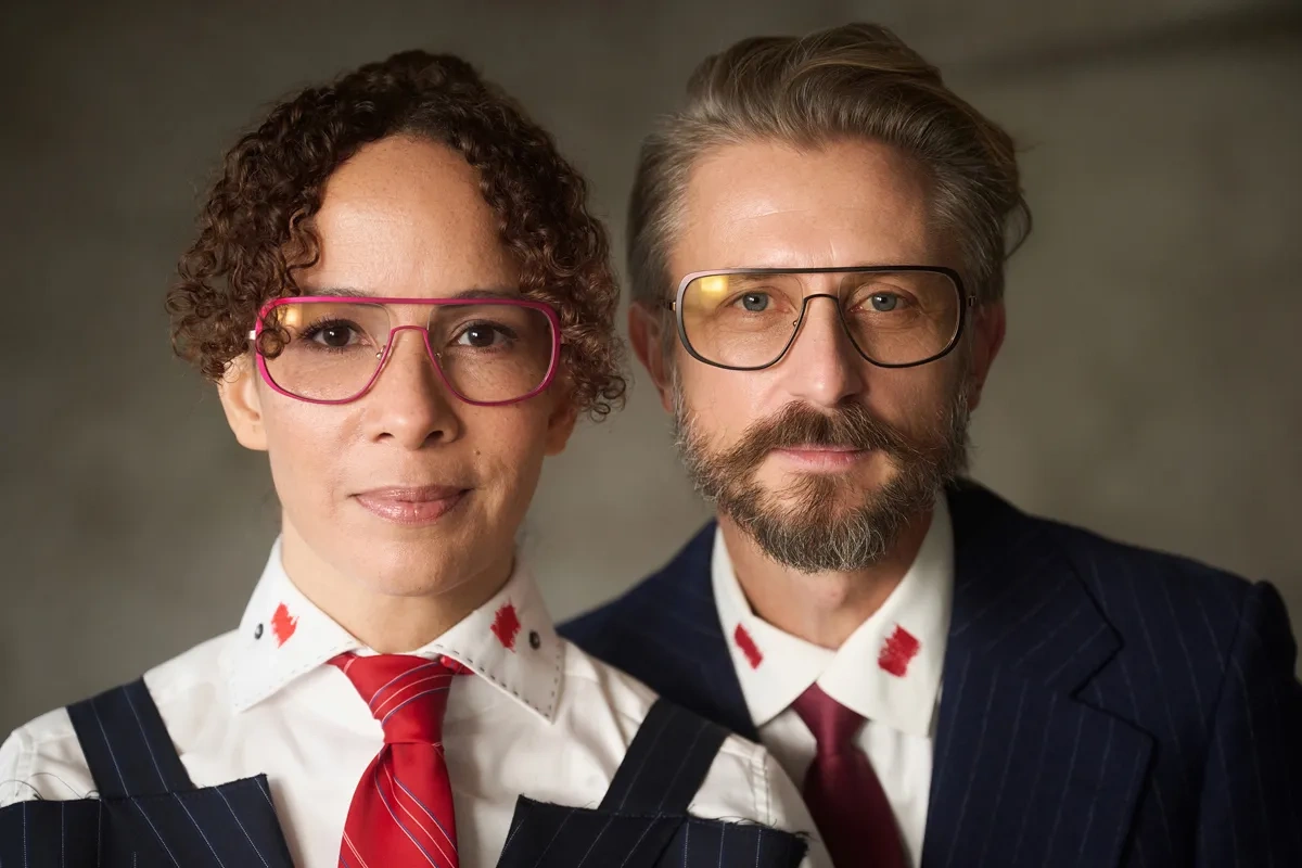 Glasögon i rosa och svart på två modeller