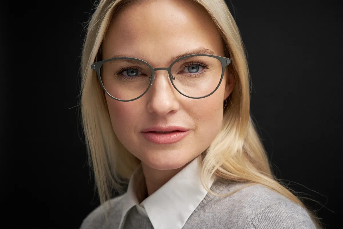 Dammodell i grönt i kollektionen F22