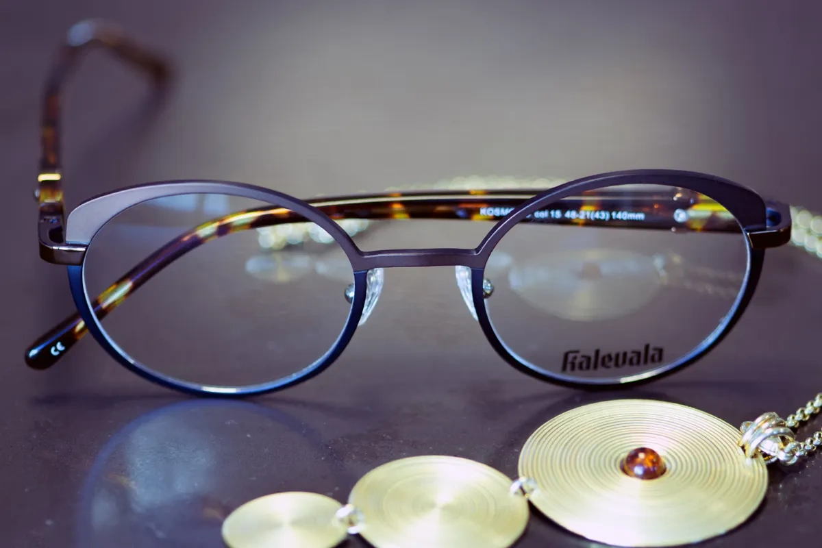 Detalj av glasögonbåge på licens av Kalevala