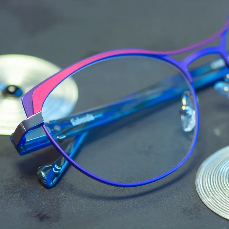 Detalj av glasögonbåge på licens av Kalevala